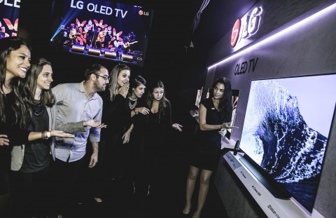 LG전자가 27일 브라질 상파울루에서 독자 인공지능 플랫폼을 적용한 ‘LG 올레드 TV AI ThinQ’등 2018년형 LG TV 신제품 발표회를 열었다.  /사진=LG전자