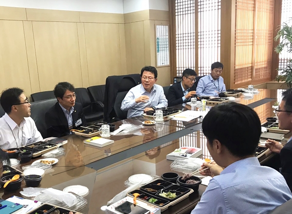 김광수 농협금융지주 회장이 계열사 팀장들과 함께 도시락 간담회를 열고 의견을 경청했다.