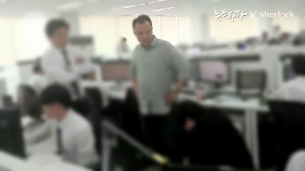 양진호 회장이 전 직원에게 폭언과 구타를 하는 모습 / 사진=뉴스타파 보도 영상