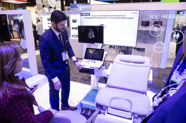 관람객들이 삼성 의자형 프리미엄 초음파 진단기기를(모델명: HERA I10) 체험하고 있다.