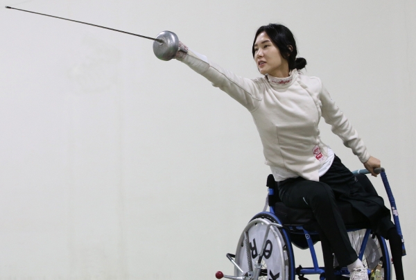 하나금융그룹과 KEB하나은행의 새로운 브랜드 모델로 발탁된 휠체어펜싱 김선미 선수가 펜싱의 공격기술인 팡트동작을 선보이고 있다.