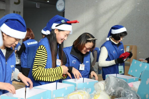 20일 구미 컨벤션센터 '구미코'에서 '삼성 스마트시티' 임직원들과 구미 다문화가족지원센터의 결혼 이민여성, 지역아동센터 관계자 등 200여명이 함께 지역아동센터 어린이들에게 전달할 선물을 포장했다.