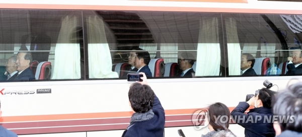이재용 삼성전자 부회장 등 기업 총수들이 15일 '2019 기업인과의 대화'에 참석하기 위해 서울 중구 대한상의에서 버스를 타고서 청와대로 가고 있다. 사진=연합뉴스