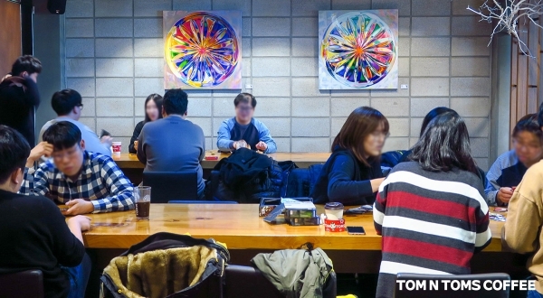 탐스커버리 건대점에서 진행되고 있는 김수현 작가의 ‘성정이 조화롭다’전/탐앤탐스=제공