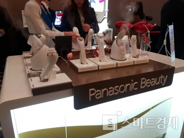 파나소닉코리아가 24일 서울 중구 더플라자호텔에서 '파나소닉 뷰티 에스테' 4종 신제품 발표회를 개최했다. 사진=스마트경제