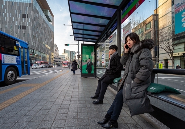 동국제약이 서울시내 버스정류장에 치질 예방 방석을 설치하고 있다./동국제약=제공