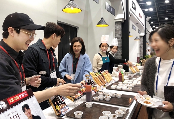 가수 김종국과 하하가 GS25 상품전시회 Fresh Food 아카데미에서 냉장 안주 신상품을 소개하고 있다./사진=GS리테일
