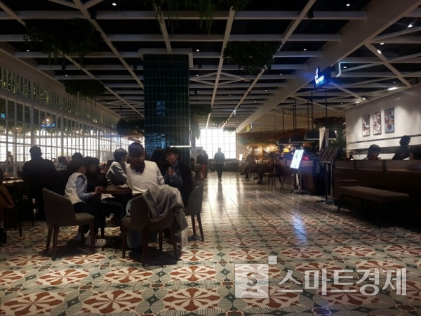 4층 잇토피아 식당가 복도. 사진=스마트경제