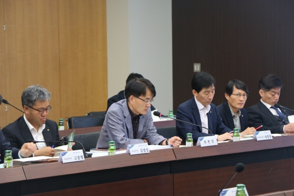 지난 26일 서울 중구 농협금융 본사에서 열린 자산운용 전략회의에서 손병환 사업전략부문장(왼쪽에서부터 두 번째)이 직원들과 토의를 하고 있다. 사진=NH농협금융