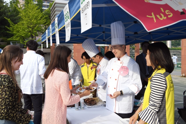 유지수 국민대학교 총장이 일일 셰프로 변신해 외국인 유학생들에게 직접 요리를 만들어주고 있다. 사진=국민대.