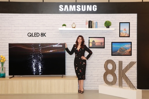 인도 유명 인테리어 디자이너 트윈클 칸나(Twinkle Khanna)나 삼성 QLED 8K TV 소개하고 있다. /사진=삼성전자