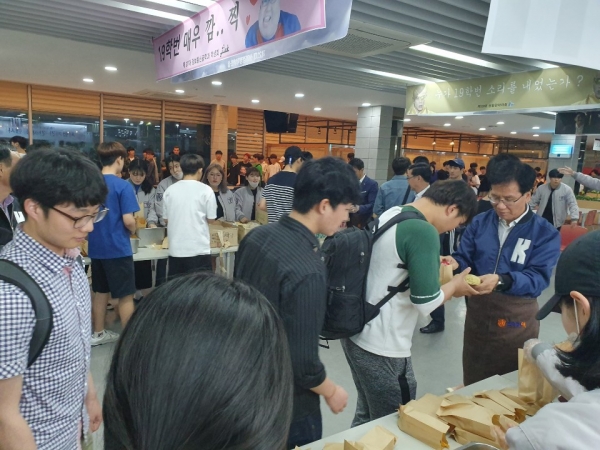 이성기(오른쪽) 코리아텍(한국기술교육대학교) 총장이 학생들에게 간식을 나눠주고 있다. 사진=코리아텍.