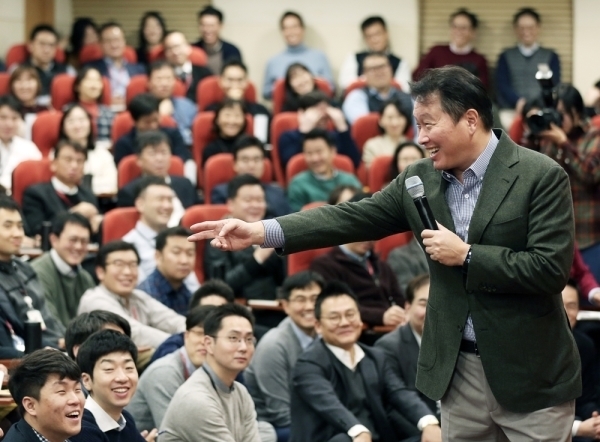 최태원 SK 회장이 지난 1월8일 서울 종로구 SK서린빌딩에서 열린 '행복 토크'에서 구성원들과 행복키우기를 위한 작은 실천 방안들에 대해 토론하고 있다. /사진=SK