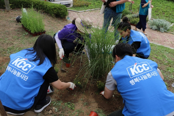 KCC 자원봉사자들이 서울 서초구 송동근린공원에서 나무를 심고 있다. 사진=KCC 제공