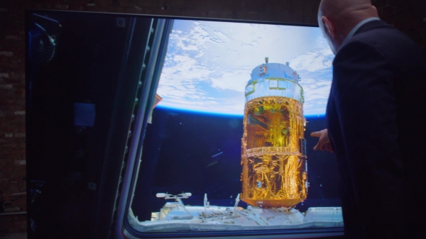 삼성전자가 달 착륙 50주년을 맞아 ‘QLED 8K로 본 우주’라는 콘셉트로 영상을 제작해 20일 공개했다. 이 영상은 NASA에서 제작한 우주정거장 영상과 전직 우주비행사 스콧 켈리의 경험담을 중심으로 구성되었으며 QLED 8K의 화질 우수성을 잘 전달하고 있다. 사진은 이 영상 속의 한 장면으로 스콧 켈리가 우주에서 촬영한 지구의 모습을 삼성전자 QLED 8K TV로 감상하고 있다. 사진=삼성전자