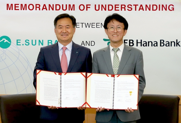 박지환(왼쪽) KEB하나은행 기업영업그룹 전무가 마오친 첸(James Chen) E-Sun Bank 기업금융부문 대표(CEO of Corporate Banking Division)와 함께 기념촬영을 하고 있다. 사진=하나은행.