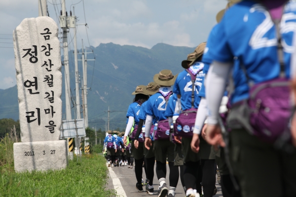 동아오츠카의 ‘휴전선 155마일 횡단 평화통일 체험활동’에서 참가 학생들이 백마고지를 걷고 있다. 사진=동아오츠카.