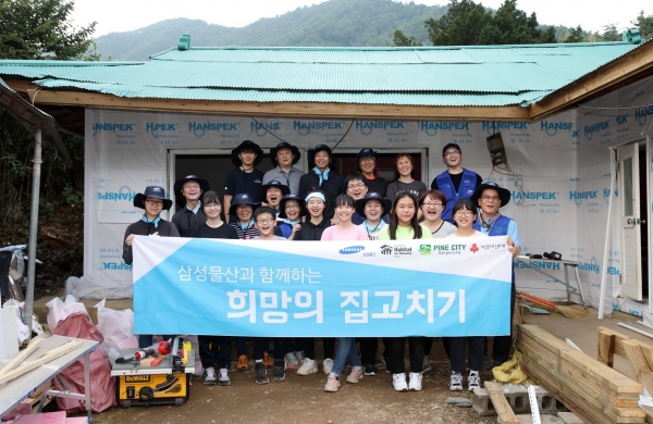 삼성물산은 강원도 강릉시 일대에서 임직원과 가족들이 참여하는 ‘희망의 집 고치기’ 봉사 활동을 진행했다고 18일 밝혔다.