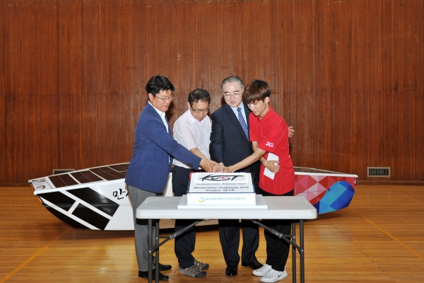 유지수(오른쪽 첫번째) 국민대학교 총장이 학교 관계자, 국민대 태양광자동차 동아리 KUST와 지난 14일 국민대 체육관에서 ‘2019 World Solar Challenge’ 출정식을 실시했다. 사진=국민대