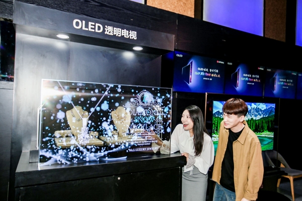 중국 베이징에서 열린 OLED 빅뱅 미디어 데이 행사에서 참석자들이 LG디스플레이의 55인치 투명 OLED 디스플레이를 관람하고 있다. 사진=LG디스플레이