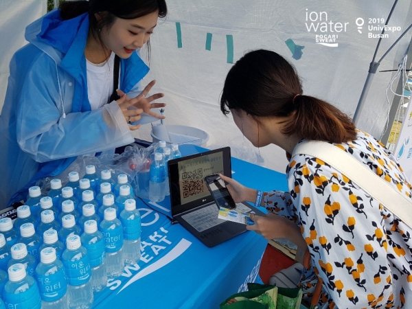 지난 21일 열린 ‘2019 유니브엑스포 부산’의 포카리스웨트 이온워터 부스에서 한 관람객이 초성퀴즈 이벤트에 참여하고 있다. 사진=동아오츠카
