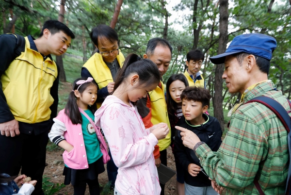 대림산업 임직원과 직원 가족들이 가을을 맞아 지난 21일 서울 남산에서 ‘맑음나눔’ 사회공헌 활동에 나섰다고 23일 밝혔다. 사진=대림산업 제공