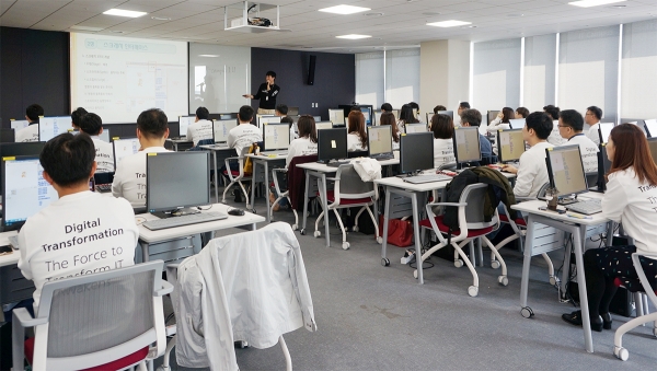 하나금융그룹 임직원들이 인천 청라에 위치한 하나글로벌캠퍼스에서 스크래치를 활용한 코딩교육을 받고 있다. 사진=하나금융