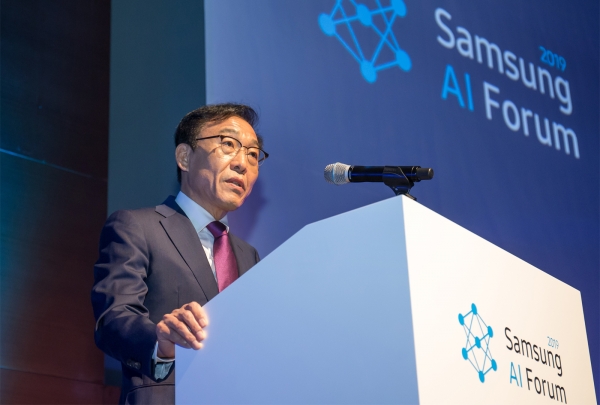 4일 삼성전자 서초사옥에서 열린 '삼성 AI 포럼 2019'에서 김기남 부회장이 개회사를 하고 있다. 삼성전자는 세계적으로 저명한 AI 석학들을 초청해 최신 연구 동향을 공유하고 미래 혁신 전략을 모색하는 기술 교류하는 '삼성 AI 포럼'을 올해로 세번째 열고 있다. 사진=삼성전자