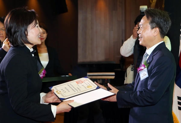 박영선(왼쪽) 중소벤처기업부 장관이 진옥동(오른쪽) 신한은행 은행장에게 대통령 표창을 수상하고 있다. 사진=신한은행.