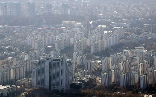 정부가 투기 수요를 억제하기 위해 주택담보대출 규제를 강화하기로 했다. 서울 강남의 한 아파트 단지 전경. 사진=연합뉴스 제공