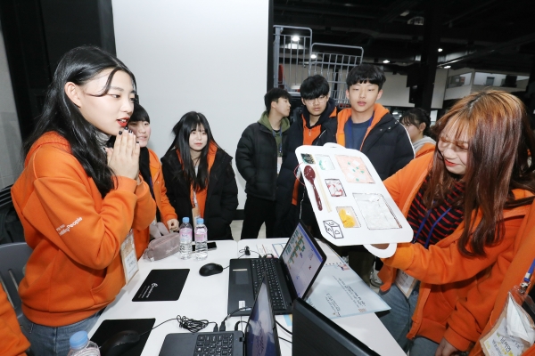 지난 21일 경기도 안산시 한양대학교 ERICA캠퍼스에서 '2020 삼성 드림클래스 겨울캠프'에 참가한 중학생들이 소프트웨어 교육을 받고 만든 작품을 소개하고 있다. 사진=삼성전자