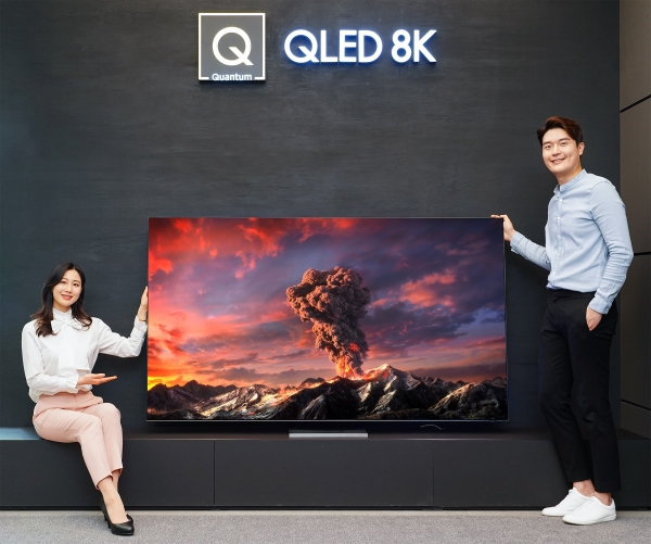 삼성전자 모델이 삼성 프리미엄 스토어 갤러리아 광교점에서 2020년형 QLED 8K TV 85형 QT950S 신제품을 소개하고 있다. 사진=삼성전자