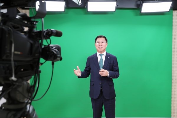 김인석 하나생명 신임대표가 온라인 영상으로 취임사를 하고 있다. 사진=하나생명.