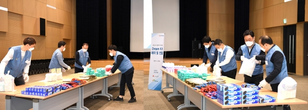 포스코건설이 인천지역 공동생활가정 청소년들에게 코로나 예방 키트를 전달했다. 사진=포스코건설 제공