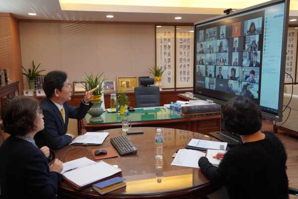 박두한(왼쪽) 삼육보건대학교 총장이 총장실에서 교수들과 전체 교수회 화상회의를 진행하고 있다. 사진=삼육보건대.
