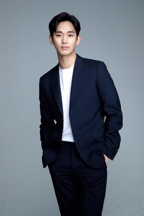 하나은행이 새로운 광고모델로 대한민국 대표 한류스타인 배우 김수현씨를 발탁했다. 사진=하나은행.
