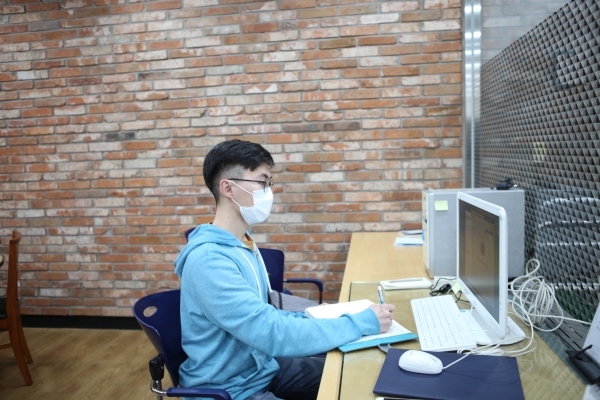 김포대학교 재학생이 실시간 온라인 수업을 듣고 있다. 사진=김포대.