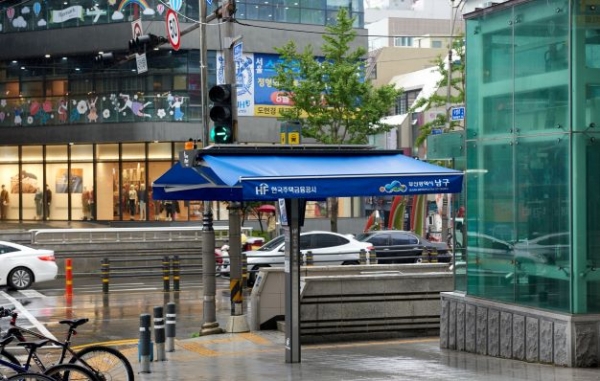 한국주택금융공사는 지역주민의 폭염피해를 줄이기 위해 부산시 남구청의 ‘HF 스마트 그늘막’ 설치를 지원한다고 12일 밝혔다. 사진=한국주택금융공사 제공