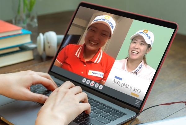 미국여자프로골프(LPGA) 투어 ANA인스퍼레이션에서 극적인 우승을 차지한 이미림 선수와 박민지 선수가 영상 통화를 하며 활짝 웃고 있다.