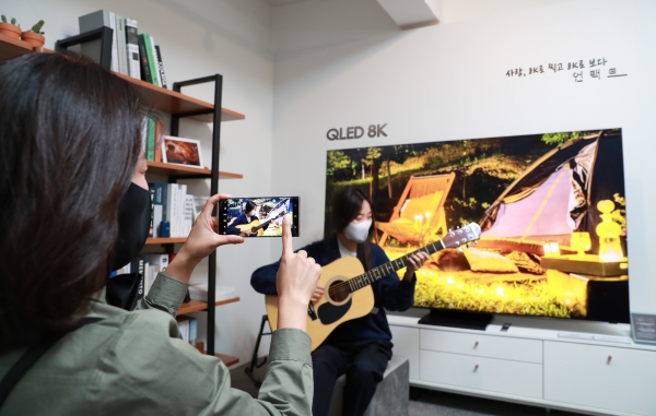 삼성 8K 시네마에는 영화 속 배경을 재현한 QLED 8K TV 등 다양한 체험 공간이 마련되어 있다. 사진=삼성전자