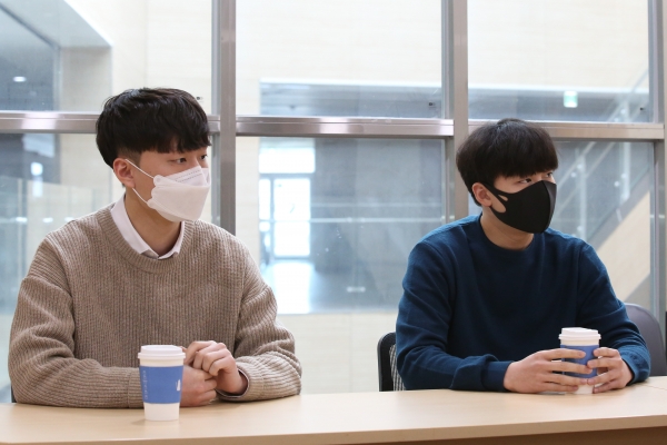 김주환(오른쪽), 송재우 상명대 컴퓨터과학과 15학번 학생. 사진=상명대.