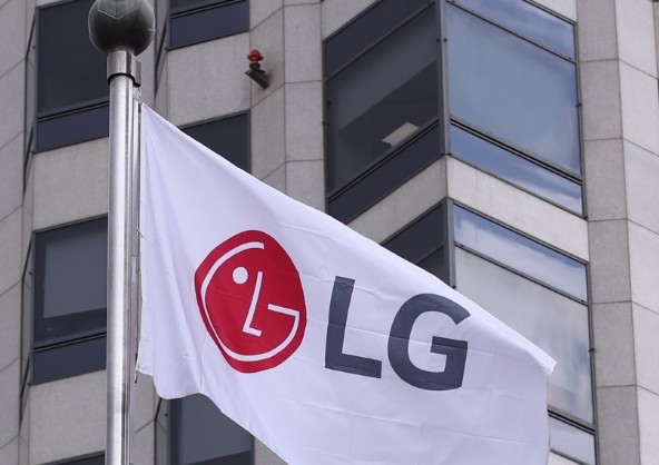 서울 영등포구 여의도 LG 트윈타워에서 LG 깃발이 바람에 펄럭이고 있다. 사진=연합뉴스.