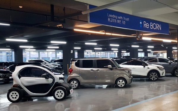 새롭게 리뉴얼 오픈한 오토플러스 서울 직영점의 중고차 쇼룸 전경. 사진=오토플러스.