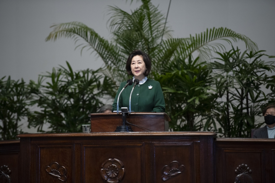 김은미 이화여자대학교 차기 총장이 2021학년도 입학식에서 신입생을 환영하고 있다. 사진=이화여대.