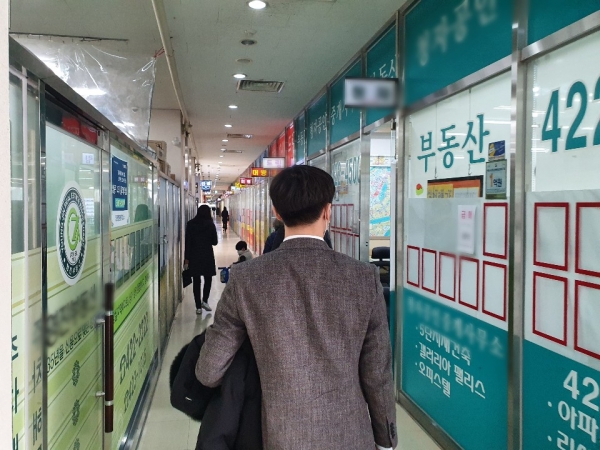 서울의 평균 주택가격이 처음으로 8억원을 넘겼다. 서울 강남권의 한 공인중개업소 밀집 상가. 사진=이동욱 기자