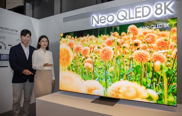 삼성전자 모델이 서울 서초동에 위치한 삼성 딜라이트에서 신제품 Neo QLED TV를 소개하고 있다. 사진=삼성전자