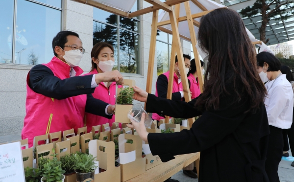 박춘원(왼쪽) 흥국생명 대표가 ‘친환경 재활용 화분 나눔’ 행사에 동참하고 있다. 사진=흥국생명.
