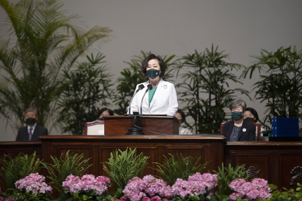 김은미 이화여자대학교 총장이 비전선언문을 낭독하고 있다. 사진=이화여대.