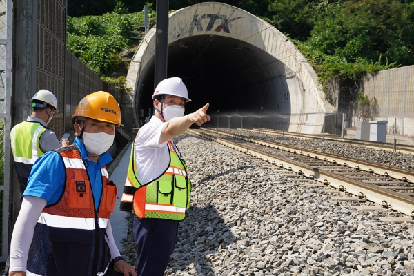 정왕국(오른쪽) 한국철도 사장직무대행이 충북 오송역 인근 고속선로를 찾아 현장 근로자의 작업 환경과 자동살수장치 등 시설물을 점검하고 있다. 사진=한국철도.