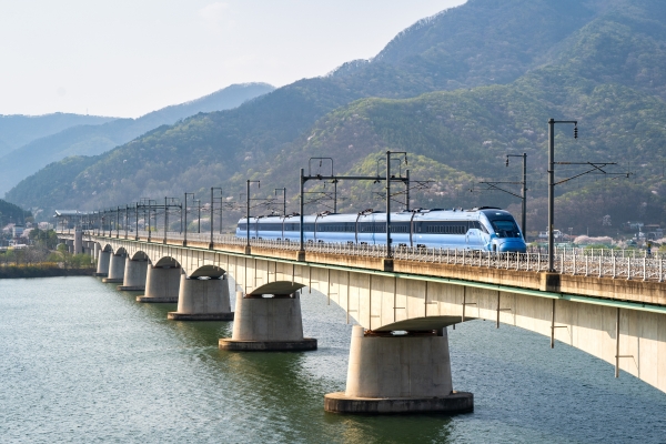 한국철도(코레일)가 중앙재난안전대책본부의 추석 방역대책에 따라 귀성·귀경 열차 미이용 회원에게 10월 1일부터 11일까지 KTX 운임을 30% 할인한다. 사진=한국철도(코레일).